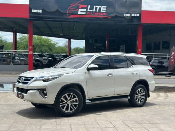 TOYOTA HILUX SW4 2.8 SRX 4X4 7 LUGARES 16V TURBO INTERCOOLER DIESEL 4P AUTOMÁTICO